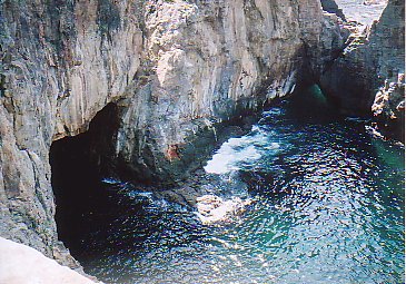 三段壁洞窟 (Sandanbeki Cavern)